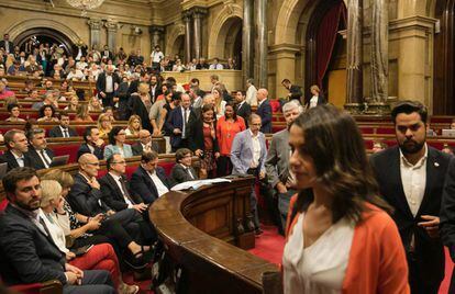 Os deputados da oposição, liderados por Inés Arrimadas (Cidadãos), abandonam a sessão do Parlament em que se aprovou a lei do referendo de independência, no último dia 6 de setembro