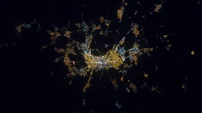 A cidade de Granada à noite, vista do espaço