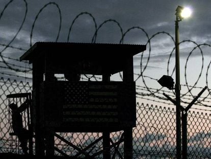 Uma torre de controle na base de Guantánamo