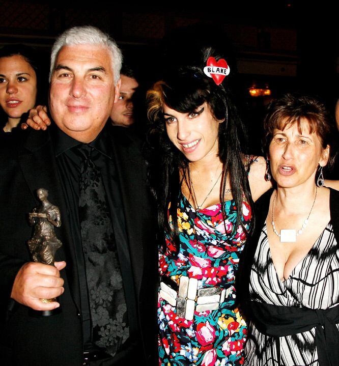 A cantora posa com seus pais, Mitch e Janis, em Londres em 2008. 