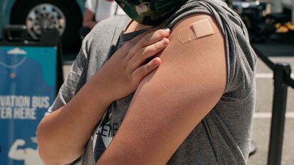 Adolescente de 13 anos recebe a primeira dose da vacina contra a covid em um bairro de Nova York, em junho.