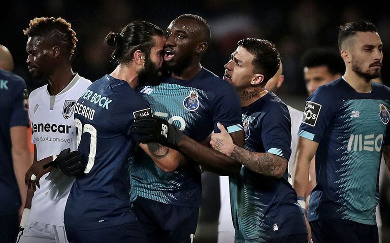 Marega é contido por colegas de time depois de ser insultado pela torcida rival.