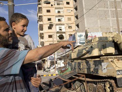 Khalid Shabha e seu filho observam os tanques da avenida Trípoli, em Misrata.