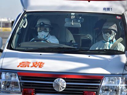 Agentes de saúde transportam um doente nesta quarta-feira em Yokohama.