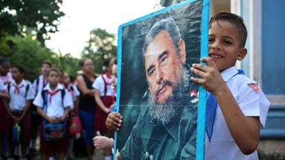 Criança com quadro do Fidel
