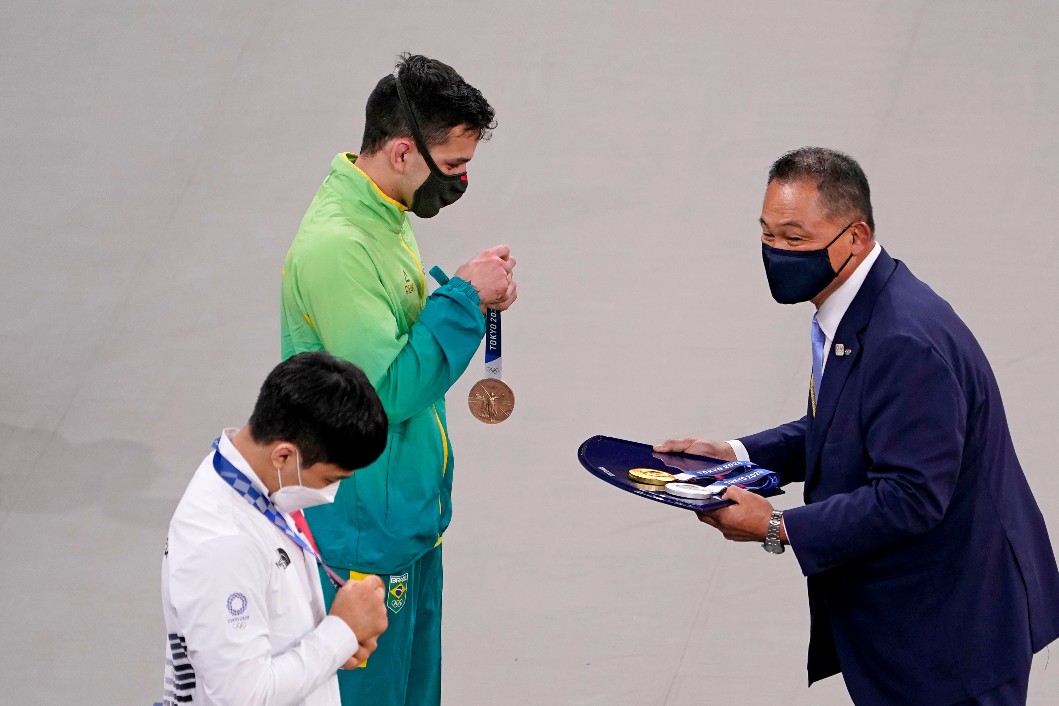 Daniel Cargnin recebe a medalha de bronze do judô categoria 66kg 