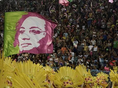 Bandeira com o rosto de Marielle Franco no desfile da Mangueira.
