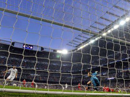 Benzema marca o gol do Real Madrid.