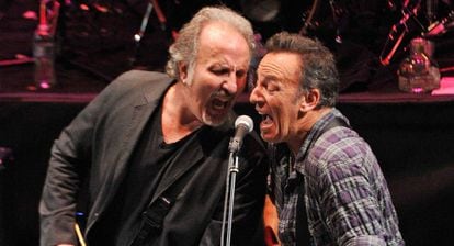 Bruce Springsteen e Joe Grushecky (e), durante um show em Nova Jersey em 2012.