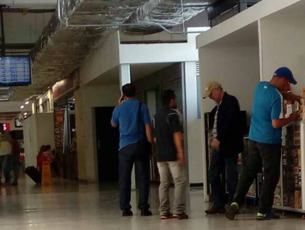 A primeira imagem de Antonio Ledezma na Colômbia foi divulgada pelo site lapatilla.com. O ex-prefeito de Caracas foi visto no aeroporto de Cúcuta, antes de pegar um voo privado.