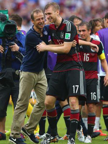 Klinsmann e Mertesacker cumprimentam-se no final da partida.