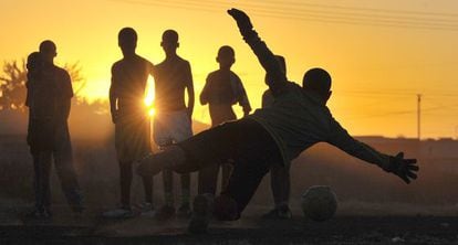 Crianças jogando futebol na África do Sul.