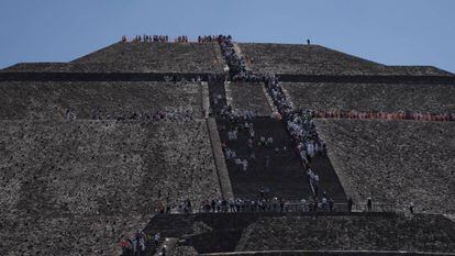 Turistas em Teotihuacán, durante o equinócio da primavera.
