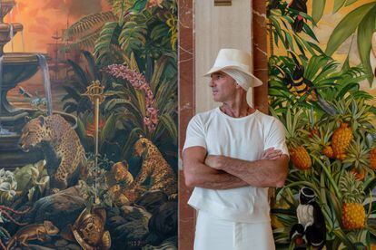 O empresário argentino Alan Faena diante de um afresco do artista Juan Gatti, em seu hotel de Miami Beach
