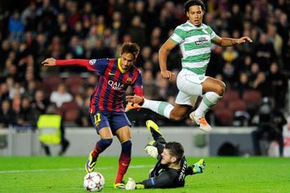 Neymar dribla o goleiro do Celtic.