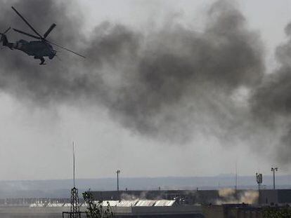 Um helicóptero ucraniano sobrevoa o aeroporto de Donetsk.