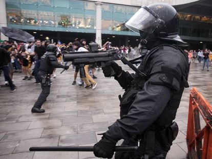 Policial usa armas de contenção de massas contra manifestantes em aeroporto de Prat