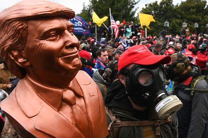 Um apoiador de Trump usando uma máscara de gás em 6 de janeiro em Washington, pouco antes do ataque ao Capitólio.
