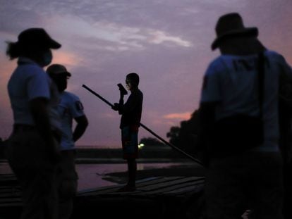 Agentes do Instituto Nacional de Migração vigiam o rio Suchiate, preparando-se para a chegada de uma caravana de migrantes.