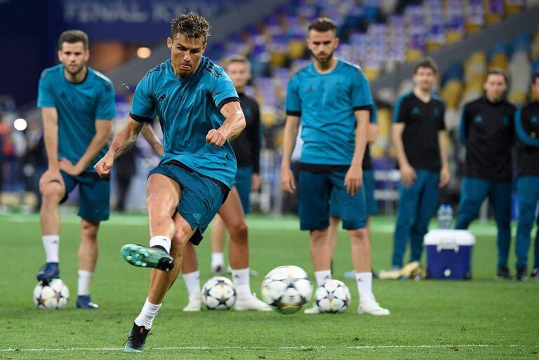 Cristiano Ronaldo e colegas do Real Madrid treinam no Olympic Stadium, em Kiev.
