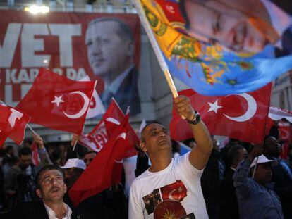 Apoiadores do “sim” à reforma constitucional pelas ruas de Istambul