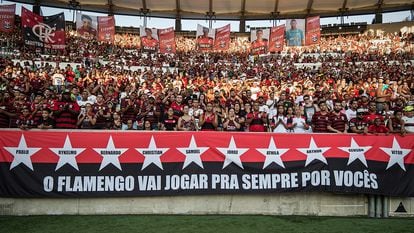 Torcida do Flamengo homenageou vítimas do incêndio em fevereiro, no Maracanã.