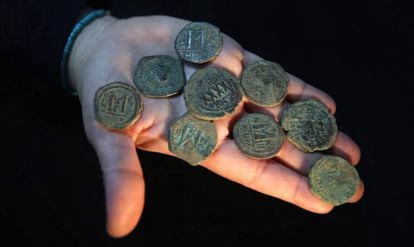 A arqueóloga Annette Landes-Nagar mostra algumas moedas da época do Império Bizantino.