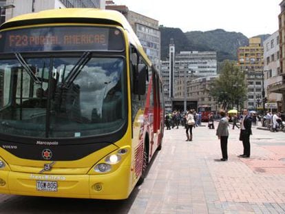 Um ônibus Transmilenio de Bogotá, Colômbia.