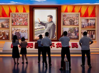 Visitantes observam imagens do presidente chinês, Xi Jinping, no recém-inaugurado Museu de História do Partido Comunista da China, em Pequim.
