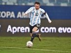 Messi controla el balón en el partido de Argentina ante Bolivia.