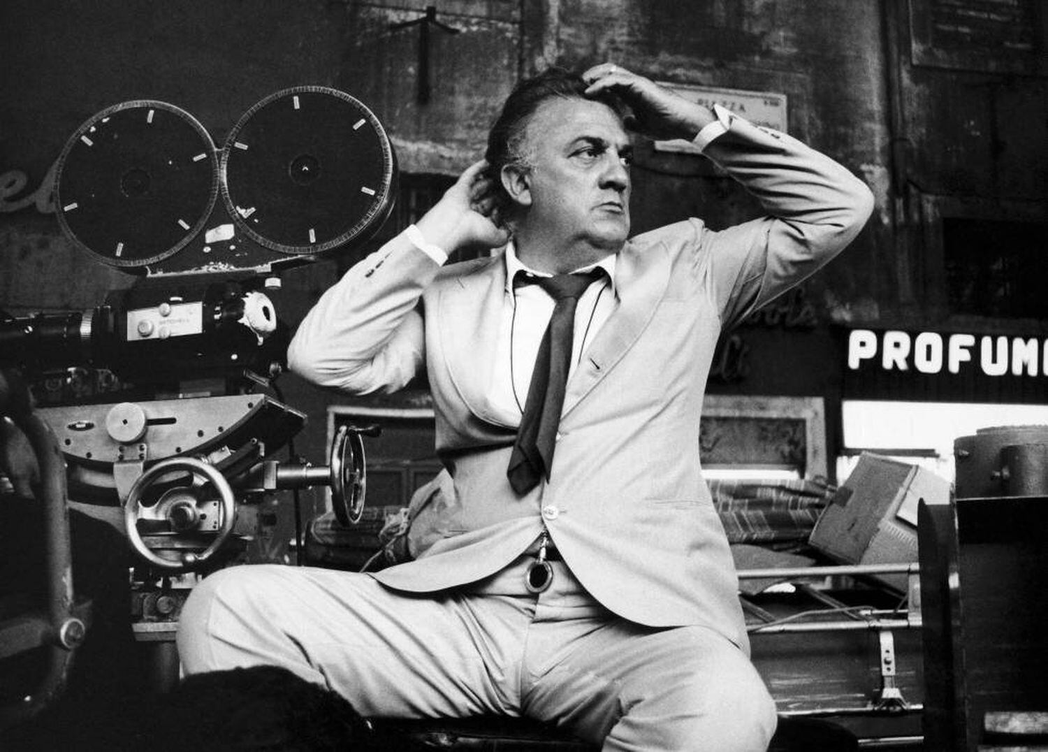 Federico Fellini, nos anos 1970, nos estudios da Cinecittà.