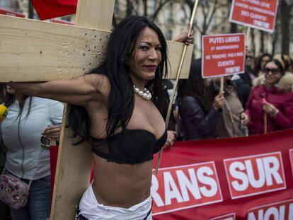 Trabalhadoras sexuais transgênero protestam em Paris.