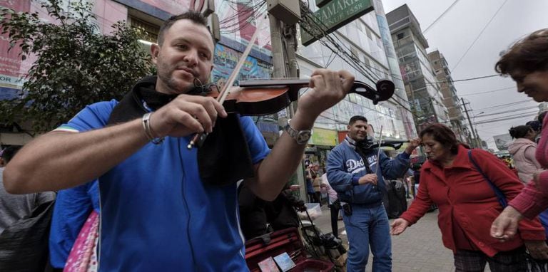 O músico Andrés Ruiz e o advogado Darwin Gavidia tocam em Lima.