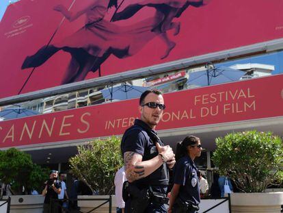 Patrulha policial vigia a porta lateral do Palácio dos Festivais de Cannes.