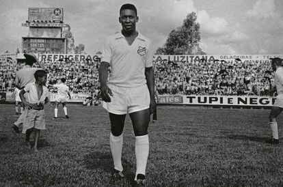 Pelé com o uniforme do Santos.