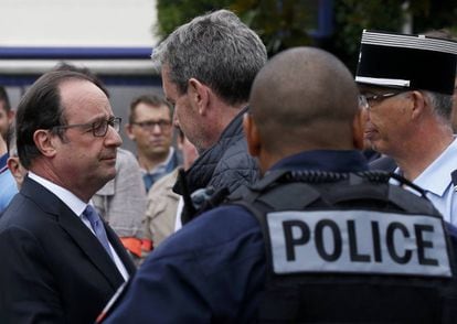 François Hollande conversa com policiais no lugar em que foi assassinado um padre.