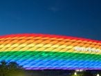 El Allianz Arena iluminado con la bandera LGTBI.