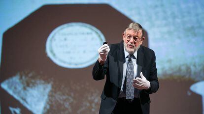 William Phillips mostra uma réplica do Protótipo Internacional do Quilograma durante a conferência de física atômica em Barcelona.
