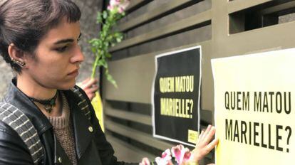 Ativista protesta em frente à embaixada brasileira de Buenos Aires