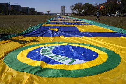 Bandeira do Brasil estendida na Esplanada dos Ministérios por apoiadores do presidente Jair Bolsonaro, nesta sexta.