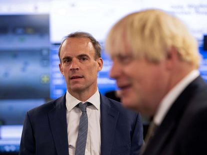 O ministro das Relações Exteriores britânico, Dominic Raab, observa o primeiro-ministro Boris Johnson em 27 de agosto, durante visita ao Centro de Crise do Ministério das Relações Exteriores.