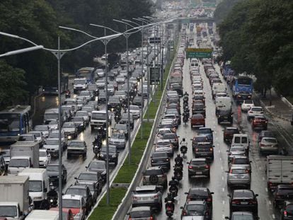 Congestionamento na Avenida 23 de Maio, importante via paulistana, no segundo dia da paralisação dos metroviários.