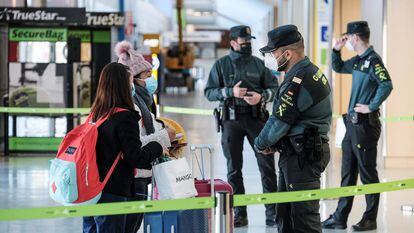 Agentes da Guarda Civil, em um controle de passageiros no aeroporto de Ibiza neste sábado