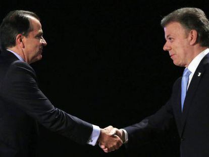 Santos e Zuluaga se cumprimentam antes do debate.