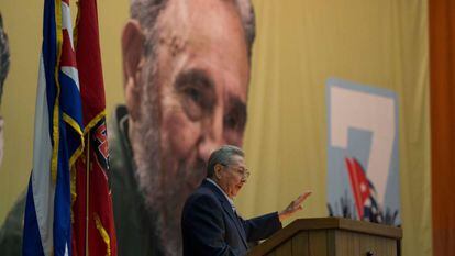 Raúl Castro fala aos participantes do Congresso do Partido Comunista de Cuba.