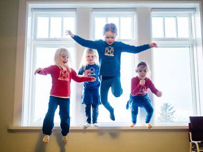 Meninas de uma das escolas infantis Hjalli da Islândia praticam saltos.