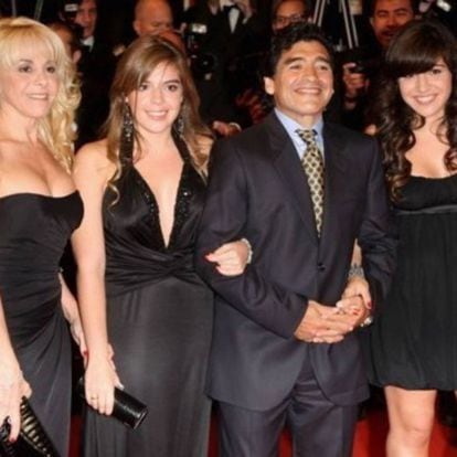 Maradona con Claudia Villafañe y sus dos hijas, Dalma y Gianinna, en los tiempos felices de su matrimonio.