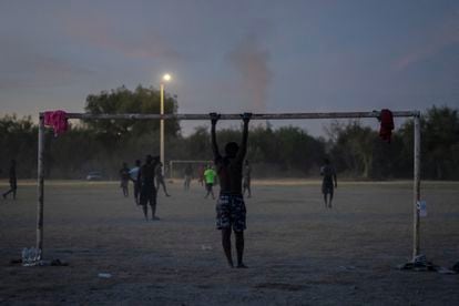 Um grupo de migrantes haitianos joga futebol no acampamento de Ciudad Acuña.