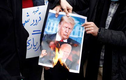 Manifestantes radicais protestam neste sábado em Teerã contra o assassinato do cientista nuclear.