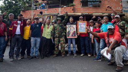 Seguidores de Nicolás Maduro posam durante uma caravana de apoio.